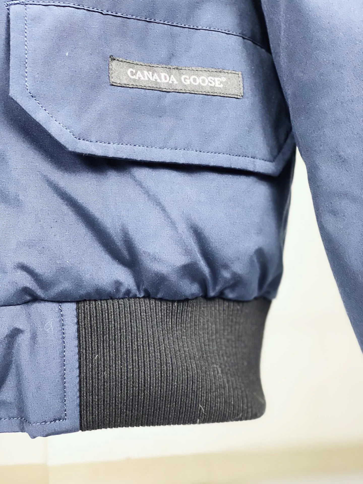 P780 Canada goose/Canada Goose Chilliwack 01 bomber jacket down jacket, authentic original clothing mold, all accessories are customized from the original factory. 💯The softness of the fabric is compared with the original product, and it can be restored by kneading at will (fabric misunderstanding: it is not a high-hardness fabric that is waterproof. Only those who buy the latest authentic version this year will notice the softness and comfort of the fabric) 💯The down is synchronized with the authentic white duck down, fluffy and not clumps, electronically controlled down filling machine. 💯Customized authentic YKK zipper pullers, high hardness and no jamming 💯The fur collar is custom-made from coyote skins in western Canada, the original version has the same origin 💯All workmanship and wiring are controlled by workers with more than ten years of service. They must be horizontal and vertical, and are not crooked. The inner wiring density is more sophisticated. Feel free to compare 💯Goose logo on sleeves, collar label, washed label, hangtag, zipper cord, pocket label, cuff thread, hem thread All details are updated simultaneously with the original product. The best version with the most complete colors. Sizes: XS-XXL (size chart attached below)
